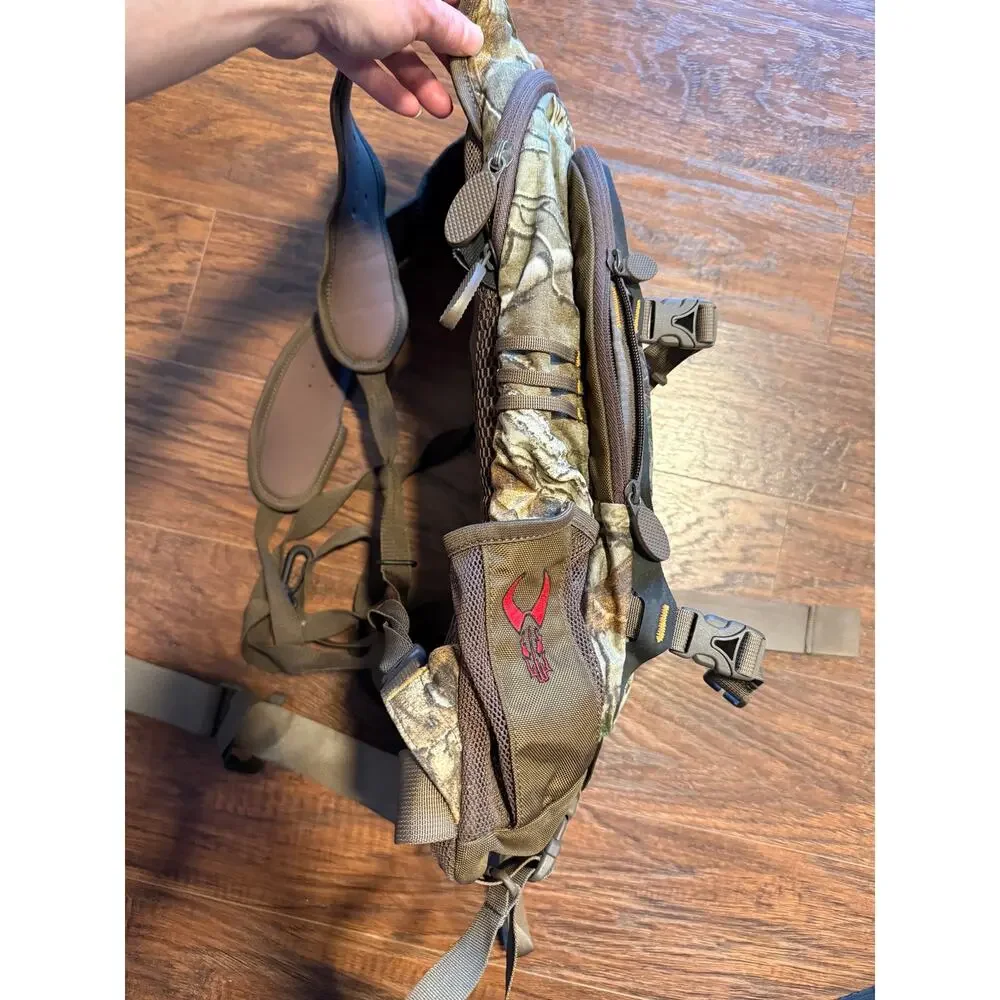Badlands Hunting Real Tree Camo Backpack Hydration Pack w/ Compass (SG51)